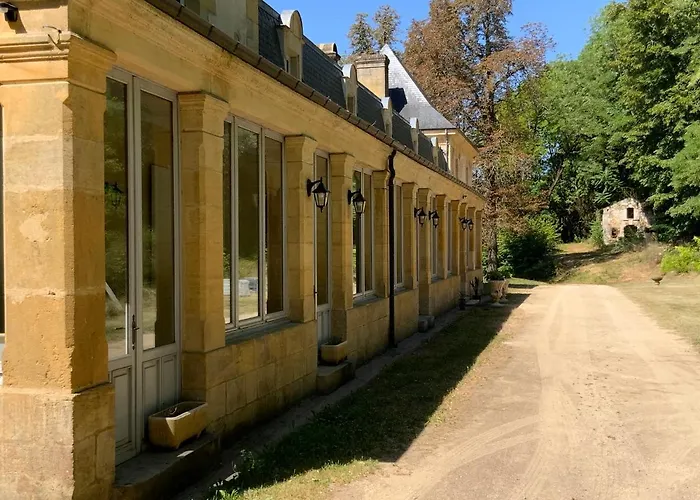 לינה וארוחת בוקר Chateau D'argentonesse 3*